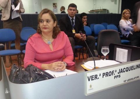  Vereadora cobra cumprimento de lei municipal que proíbe uso de celulares nas salas de aula 